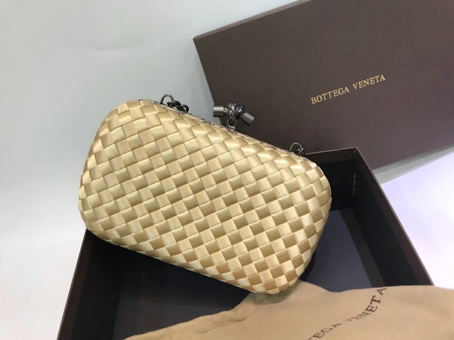 The latest and most popular Knot clutch from the 8651 counter is made of exquisite Japanese silk fabric with snakeskin piping. It looks elegant when worn cross-body or in the hand. It can also be carried by petite girls and can hold 2 iPhone X phones. Size: 20cm*12cm